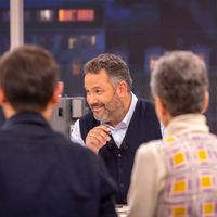 "Il y aura de l'humour toute l'année" : Pourquoi Bruce Toussaint n'a pas recruté d'humoriste pour "Bonjour !", sa matinale sur TF1