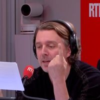 "On est les Suisses de la bande FM" : Alex Vizorek se moque de la nouvelle campagne publicitaire de RTL