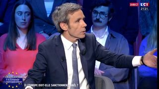"Est-ce qu'on peut avoir un dialogue ici ?!" : David Pujadas s'agace et recadre Manon Aubry en direct lors du débat pour les européennes sur LCI