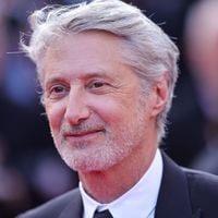 "Il faut assumer son âge" : Antoine de Caunes et CMI France lancent "Vieux", son magazine de société "impertinent"