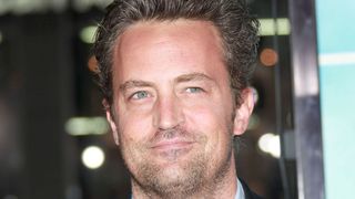 "Je me demande combien ce crétin va payer..." : Cinq personnes poursuivies après la mort de Matthew Perry ("Friends")