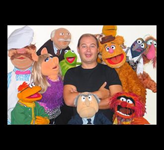 Cauet entouré des marionnettes du Muppet Show