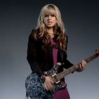 Clip : Orianthi, la guitariste qui secoue les charts US