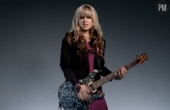 Orianthi dans le clip de "According to You"