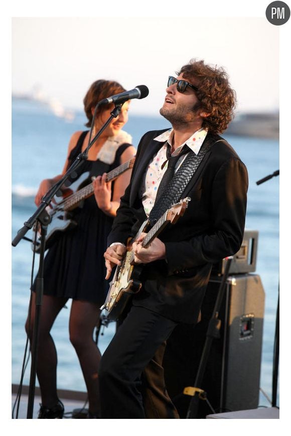 Le chanteur M sur le plateau du "Grand Journal", à Cannes, le 17 mai 2010