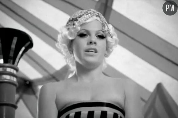 Pink dans le clip 2010 de "Please Don't Leave Me"