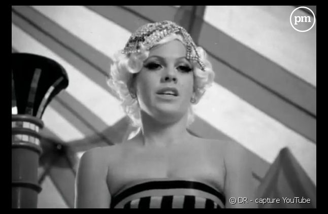Pink dans le clip 2010 de "Please Don't Leave Me"