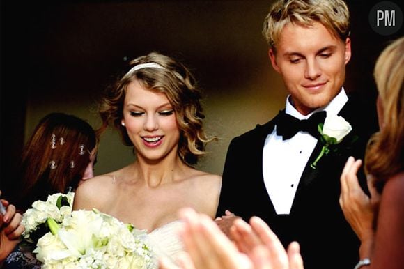 Taylor Swift et Toby Hemingway dans le clip de "Mine"