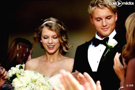 Taylor Swift et Toby Hemingway dans le clip de "Mine"