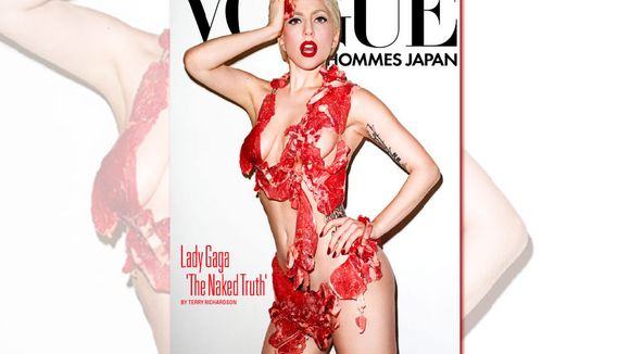 PETA furieuse après les photos de Lady GaGa nue, couverte de viande
