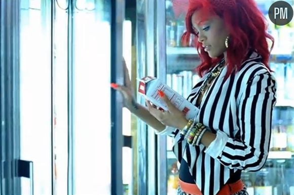 Rihanna dans le clip de "What's My Name"