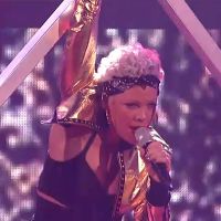 American Music Awards : Pink délivre un "Raise Your Glass" très énergique