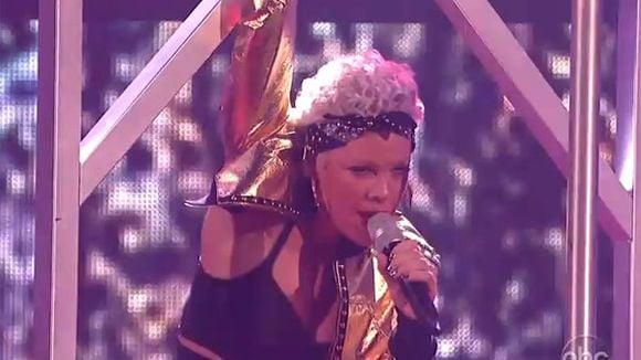 American Music Awards : Pink délivre un "Raise Your Glass" très énergique