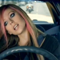 Clip : Avril Lavigne fait la pub de Sony et de son parfum dans "What the Hell"