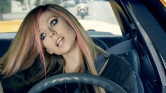 Clip : Avril Lavigne fait la pub de Sony et de son parfum dans "What the Hell"