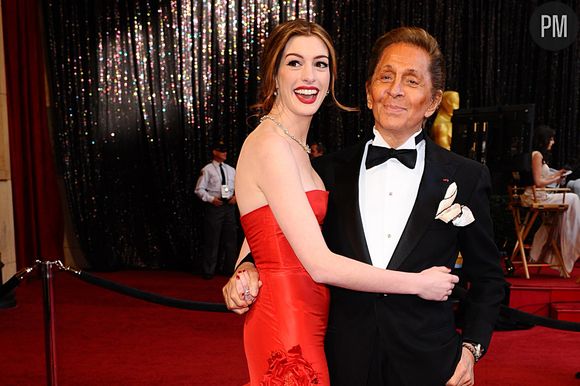 Anne Hathaway et Valentino. La 83ème cérémonie des Oscars à Los Angeles le 27 février 2011. 