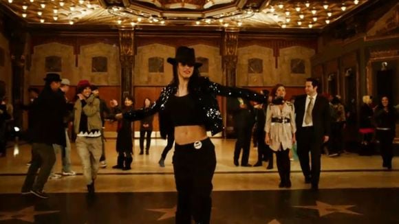 Clip : Michael Jackson inspire une jeune femme dans "Hollywood Tonight"