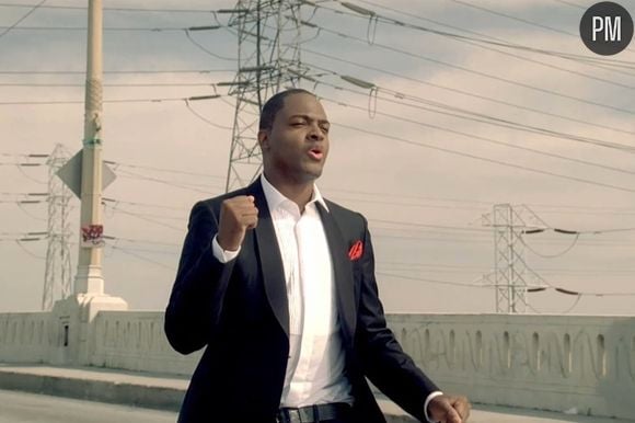 Taio Cruz dans le clip de "Telling the World"