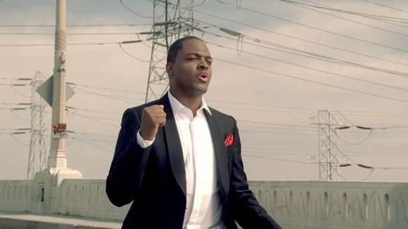 Clip : Taio Cruz change de registre avec "Telling the World"