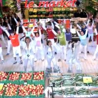 La troupe de "Mamma Mia!" chante au milieu des clients dans un supermarché