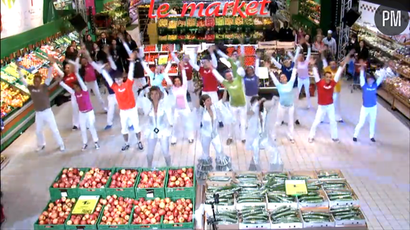 La troupe de Mamma Mia! dans un supermarché