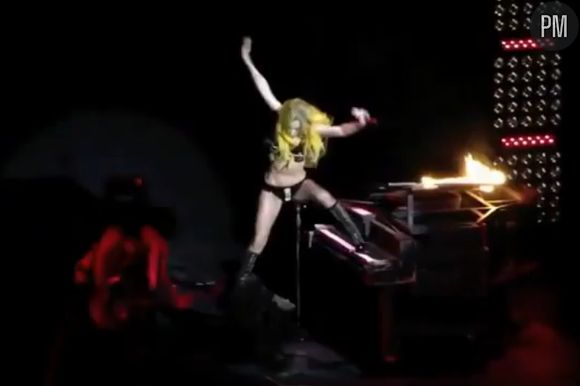 Lady Gaga chute en concert