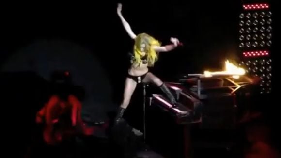 Lady Gaga chute lourdement en plein milieu d'un concert