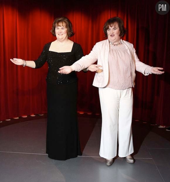 Susan Boyle découvre sa statue de cire au musée de Blackpool