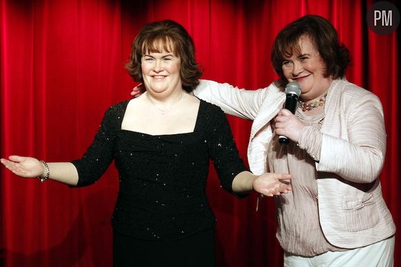 Susan Boyle découvre sa statue de cire au musée de Blackpool