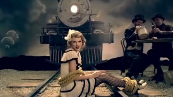 Clip : Taylor Swift s'en prend à tous les moqueurs dans "Mean"