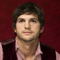 "Mon Oncle Charlie" : Ashton Kutcher remplace Charlie Sheen !