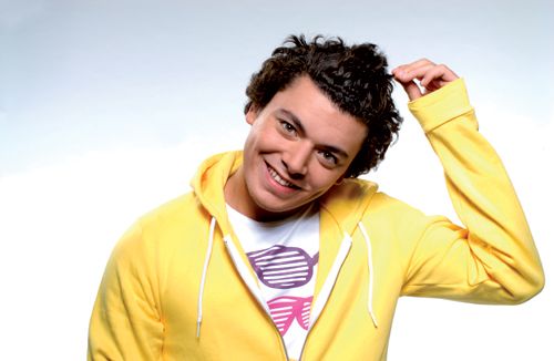 Kev Adams : "Je me suis éclaté à jouer un ado sur scène et maintenant à la télé, après ça ira !"