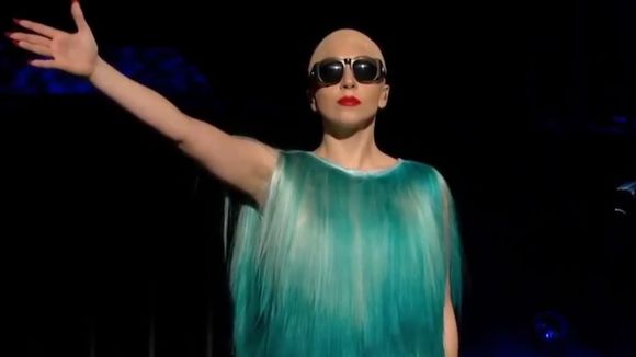 Lady Gaga chauve pour chanter "Hair" ?