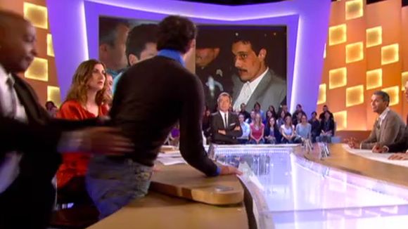 Incident en direct sur le plateau du Grand Journal