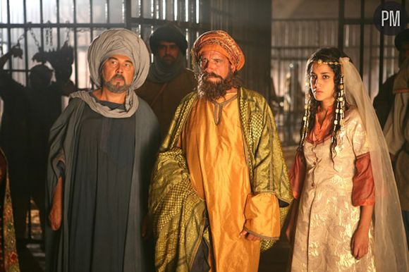 Gérard Jugnot, Amidou et Leila Bekthi dans "Ali Baba" sur TF1.