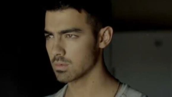 Clip : Joe Jonas fait équipe avec Chris Brown pour son premier single solo