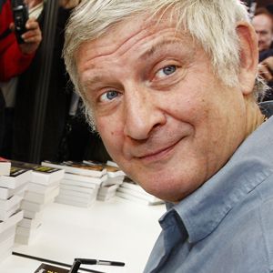 Patrick Sébastien dédicace son livre, en 2009.