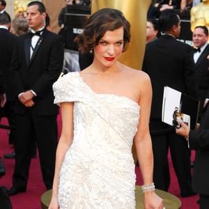 Milla Jovovich sur le tapis rouge des Oscars 2012