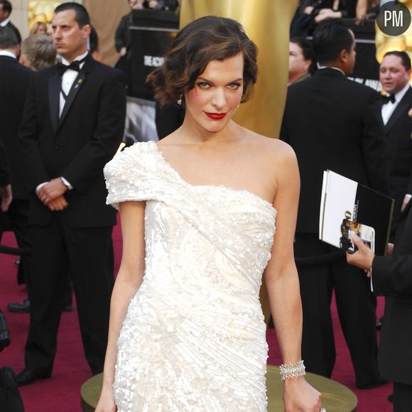 Milla Jovovich sur le tapis rouge des Oscars 2012