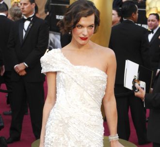 Milla Jovovich sur le tapis rouge des Oscars 2012