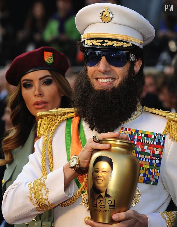 Sacha Baron Cohen sur le tapis rouge des Oscars 2012