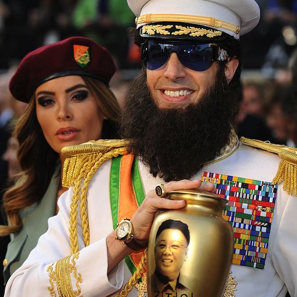 Sacha Baron Cohen sur le tapis rouge des Oscars 2012