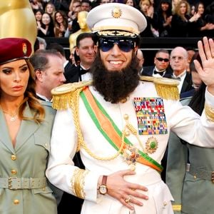 Sacha Baron Cohen sur le tapis rouge des Oscars 2012