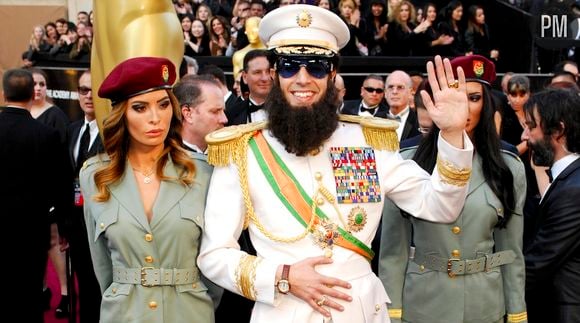 Sacha Baron Cohen sur le tapis rouge des Oscars 2012