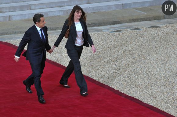 Carla Bruni-Sarkozy et l'ex-Chef de l'Etat, lors de leur départ de l'Elysée le 15 mai 2012.