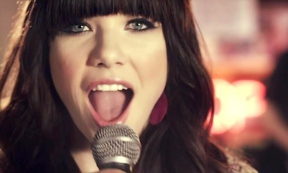 Carly Rae Jepsen dans le clip de "Call Me Maybe"