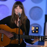 Carla Bruni chantera à la télé pour Charles Aznavour