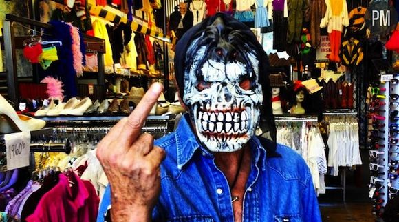 Johnny Hallyday fait un doigt d'honneur à la presse people