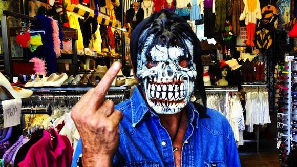 Johnny Hallyday adresse un doigt d'honneur à la presse people