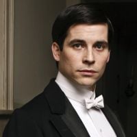 "Downton Abbey" : un baiser entre deux hommes coupé par une chaîne grecque !